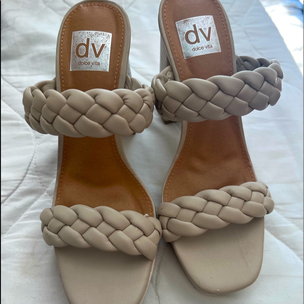 Dolce Vita Platform Sandal size 6.5 in Ivory